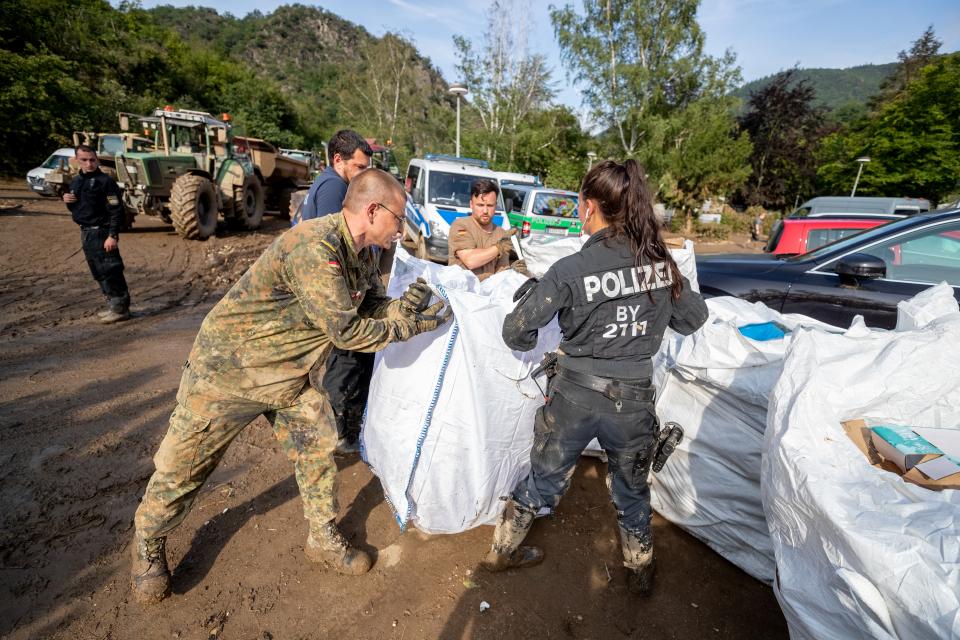 Soldaten sind gemeinsam mit Polizistinnen und Polizisten im Hochwassereinsatz...