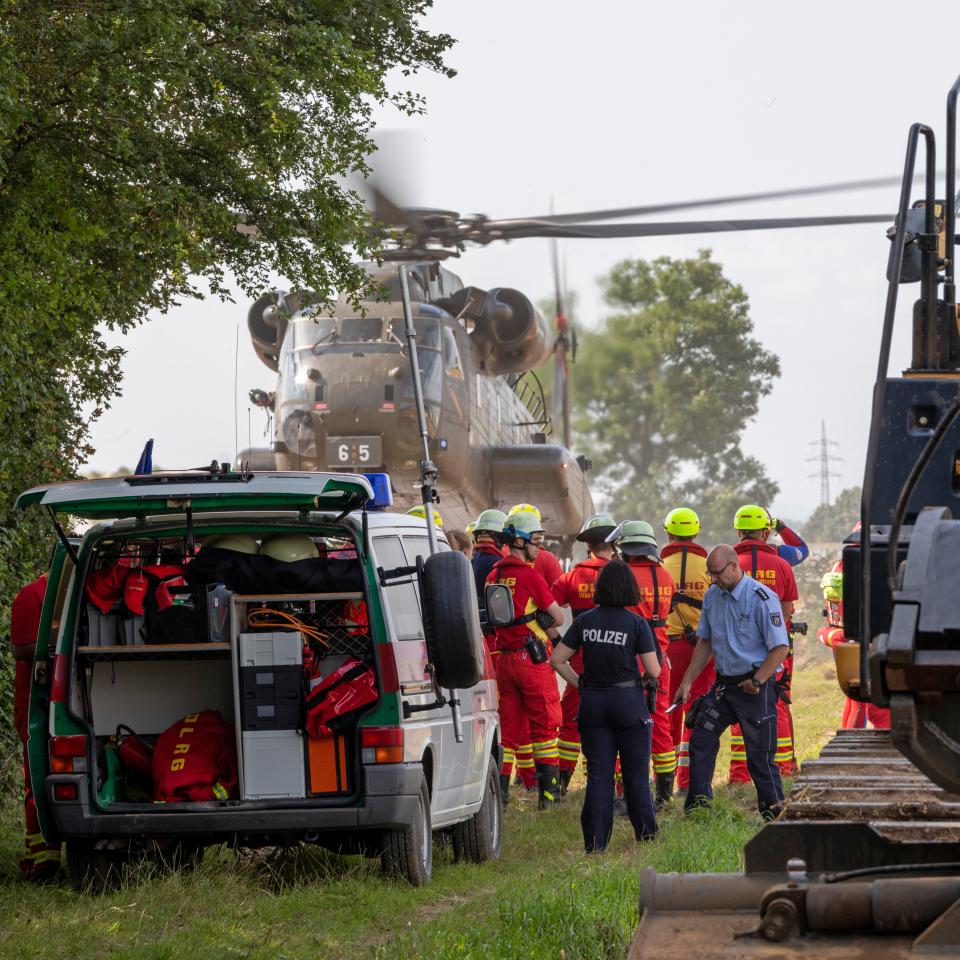 Einsatzhelfer koordinieren das weitere Vorgehen während des Dammbaus im Rahmen...