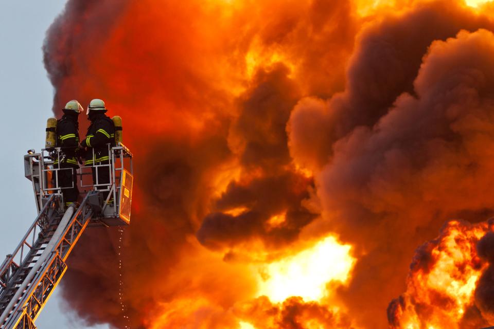 Kräftezehrendes Großfeuer in Hamburg