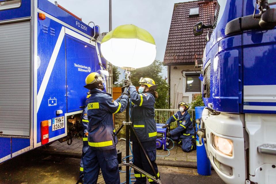 Im bayerischen Forchheim leuchten THW-Kräfte eine Einsatzstelle aus.