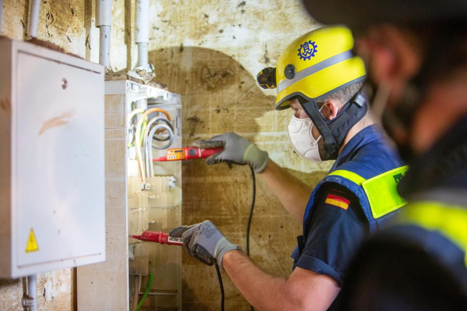 Einsatzkräfte der Fachgruppe Elektroversorgung prüfen, reinigen und sichern...