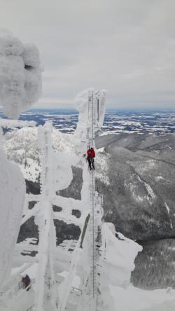 Arbeiten an einem vereisten Funkmast im Alpenraum