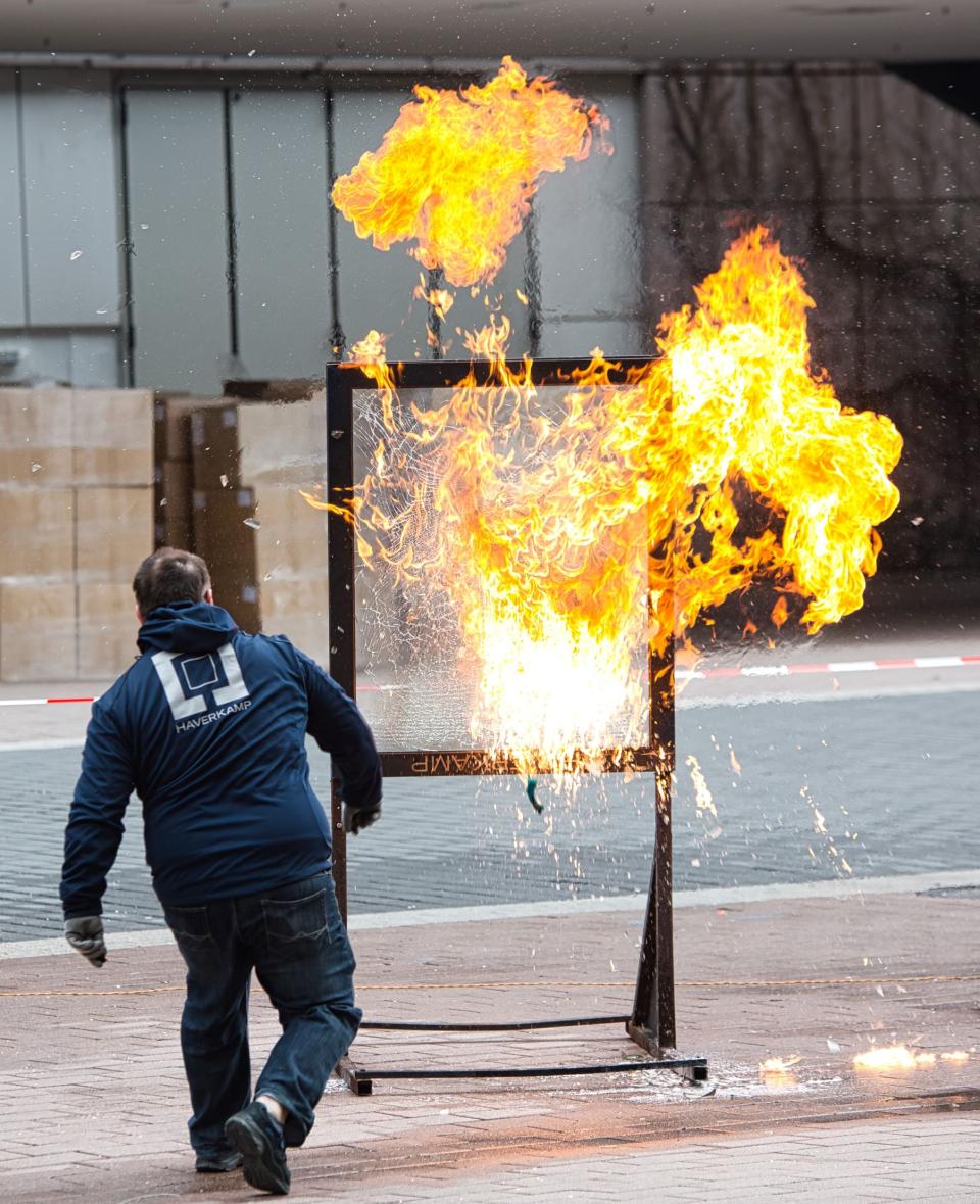 Beschichtete Flachglasscheibe wird mit Molotowcocktail beworfen