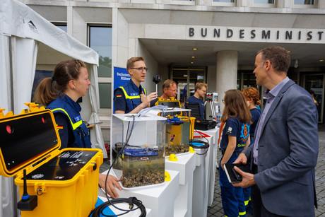 Staatssekretär Dr. Markus Richter zu Besuch am THW-Stand am Bundesministerium...