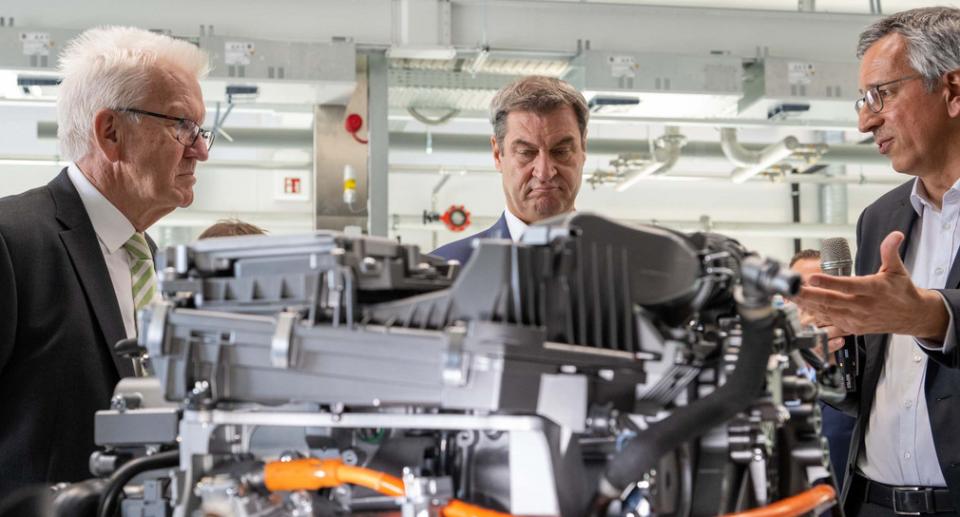 Die Ministerpräsidenten Winfried Kretschmann (l.) und Markus Söder (M.)...