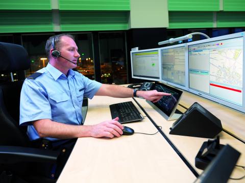 Arbeitsplatz in einer modernen Einsatzleitzentrale