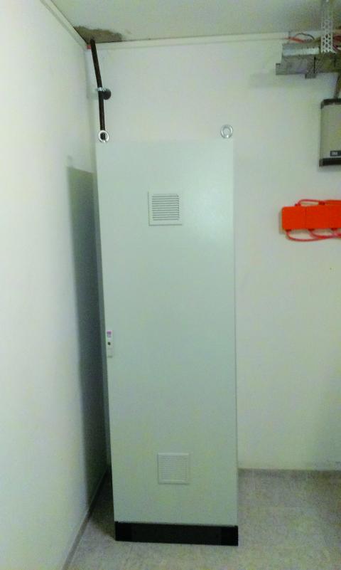 in einem dafür vorgesehenen Raum in einem Systemschrank sollte sich die...