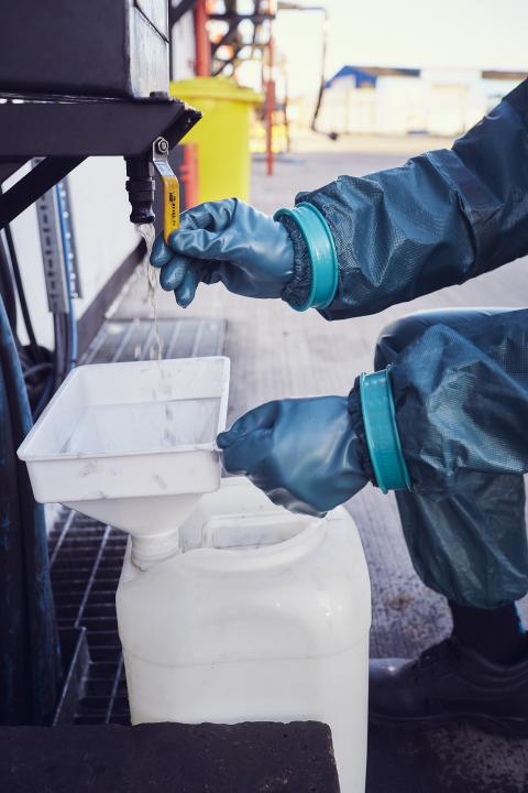 Zum Einsatz bereit – AlphaTec® Wirksamer Chemikalienschutz