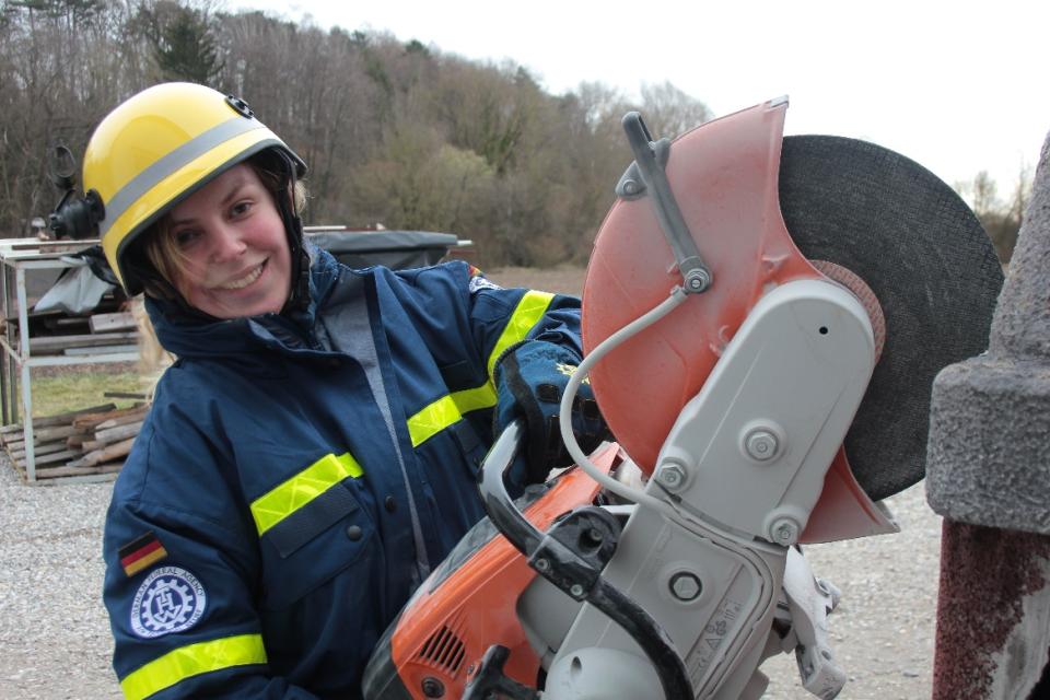 Im THW lernen auch Frauen, mit technischem Gerät umzugehen