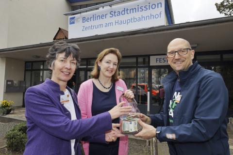 Michael Löffler (rechts) übergibt gemeinsam mit Heike Lange (links),...