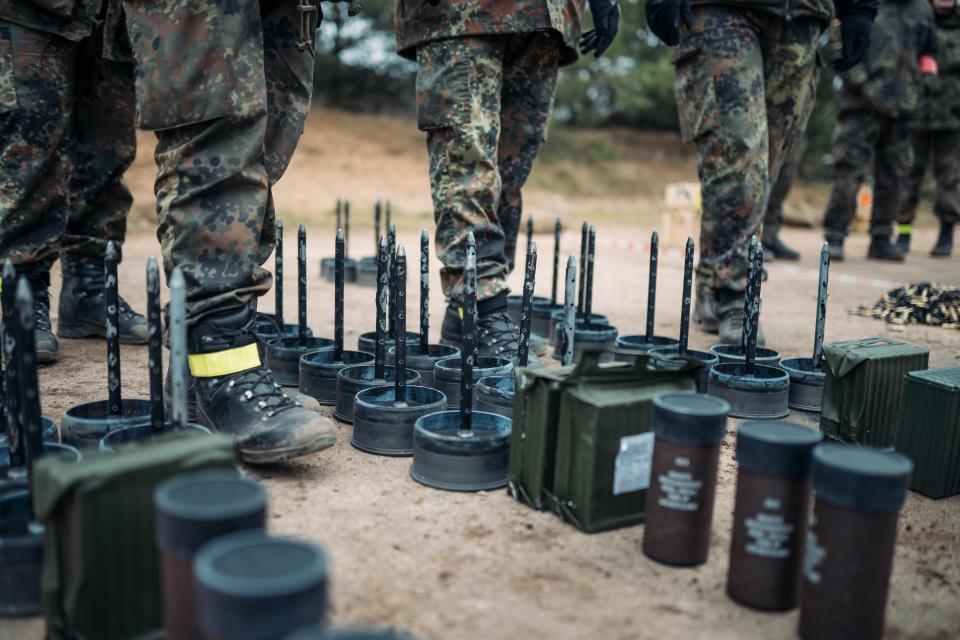 Soldaten zählen die verschossene Munition nach einem Schießen während der...