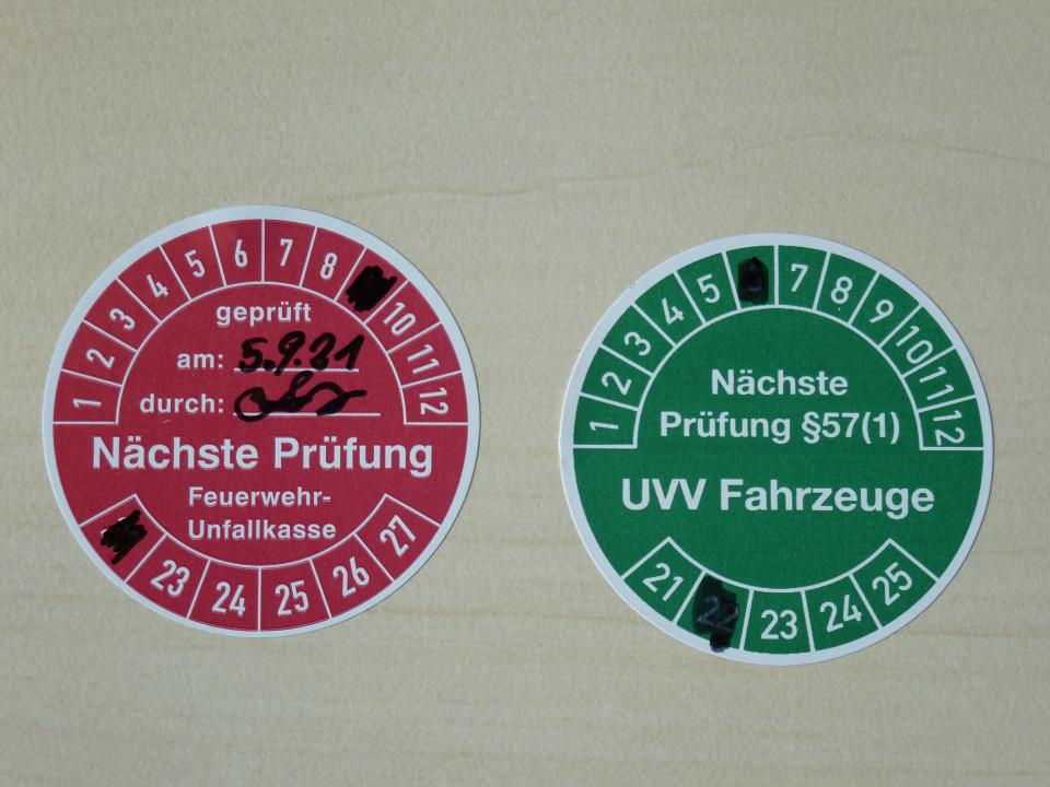 Ein Prüfaufkleber („Plakette“) enthält den Hinweis auf die nächste...