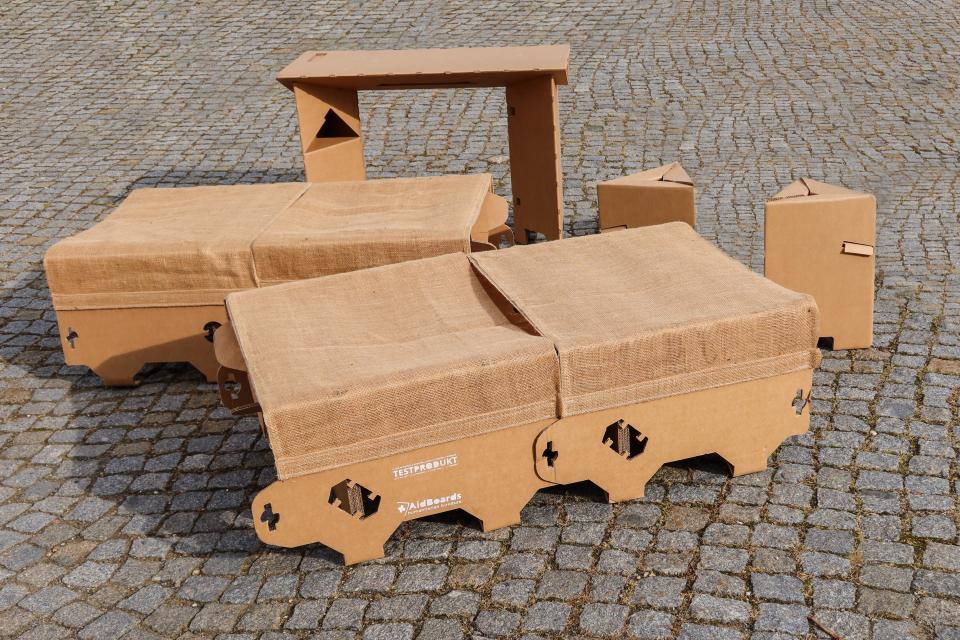 Testpaket aus vier Feldbett-Modulen, einem Tisch und zwei Hockern