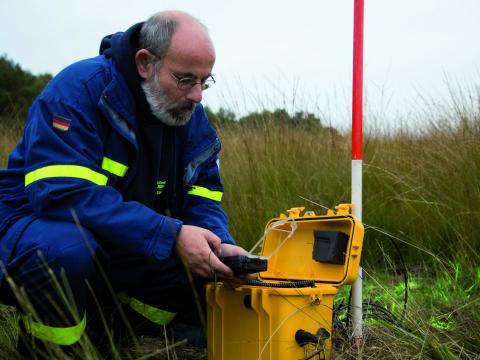 Mit mobilen Hochwasserpegeln beobachteten THW-Experten die Wasserstände der...