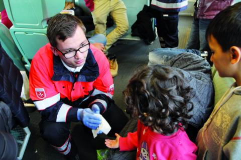 Malteser kümmern sich um die Flüchtlinge im Zug