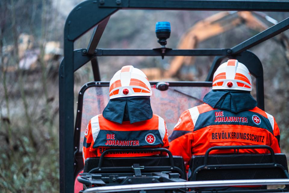 Blick nach vorn: Zwei Bevölkerungsschützer der Johanniter im Amphibienfahrzeug