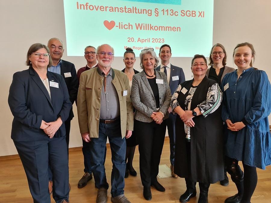 Das Team der Abteilung Senioren & Pflege mit Leiter Patrick Bruhn (4. von...