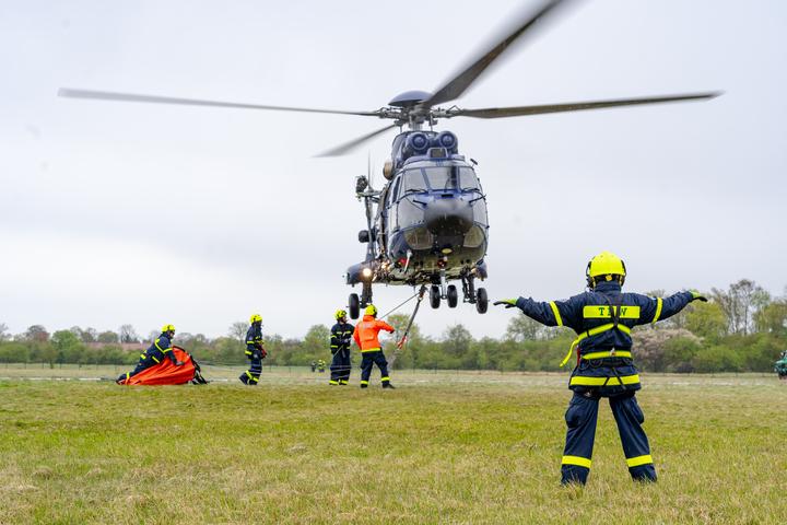 Das Anbringen von Lasten am Helikopter will geübt sein.
