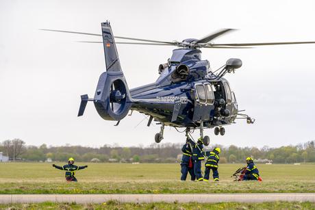 Speziell ausgebildete Flughelferinnen und Flughelfer des THW müssen auch an...