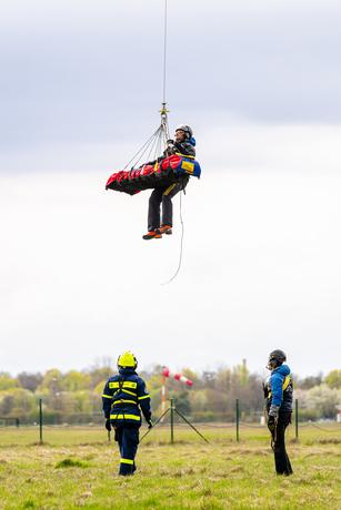 Manchmal transportieren die Helikopter auch Menschen.