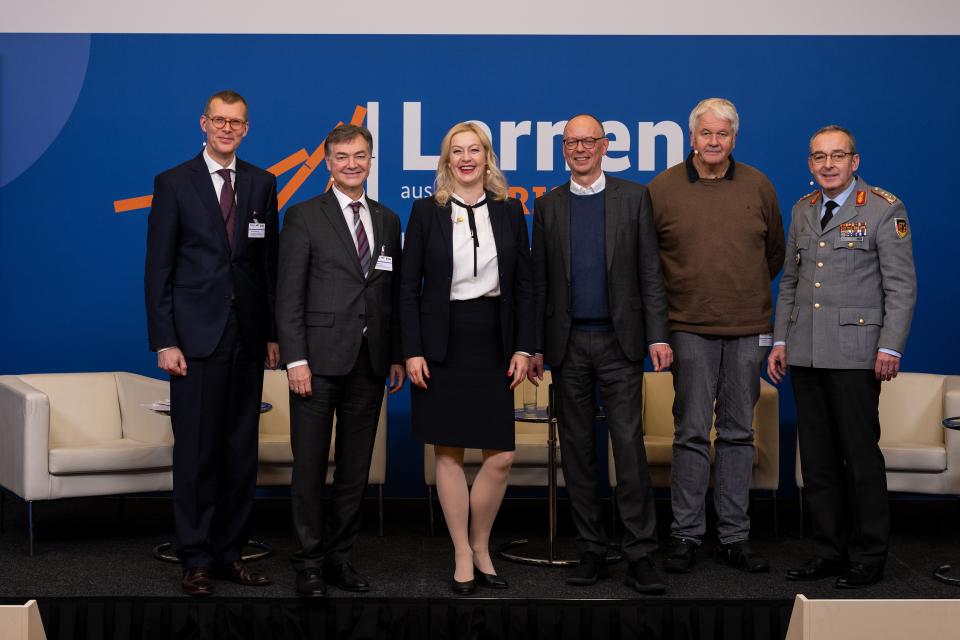 Die Referierenden der Konferenz „Lernen aus den Krisenlagen vorbereitet sein...