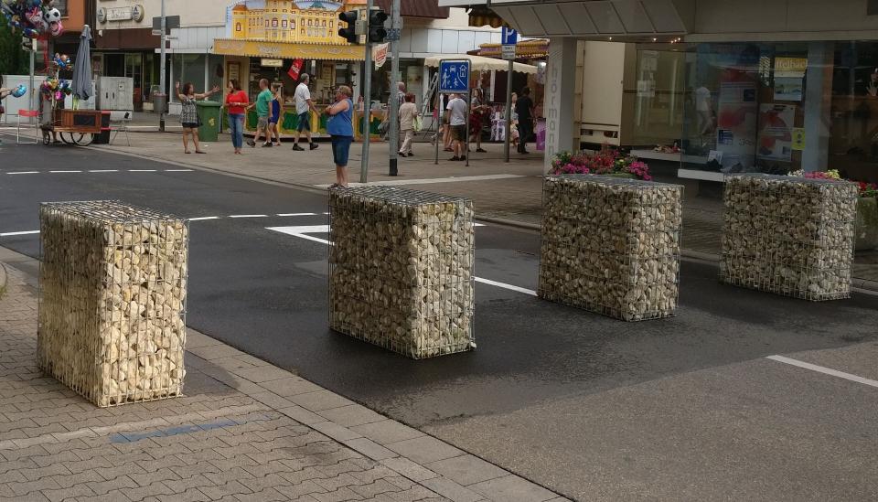 Improvisierte, gefährliche Schutzmaßnahmen, ohne Stoppwirkung
aber mit...