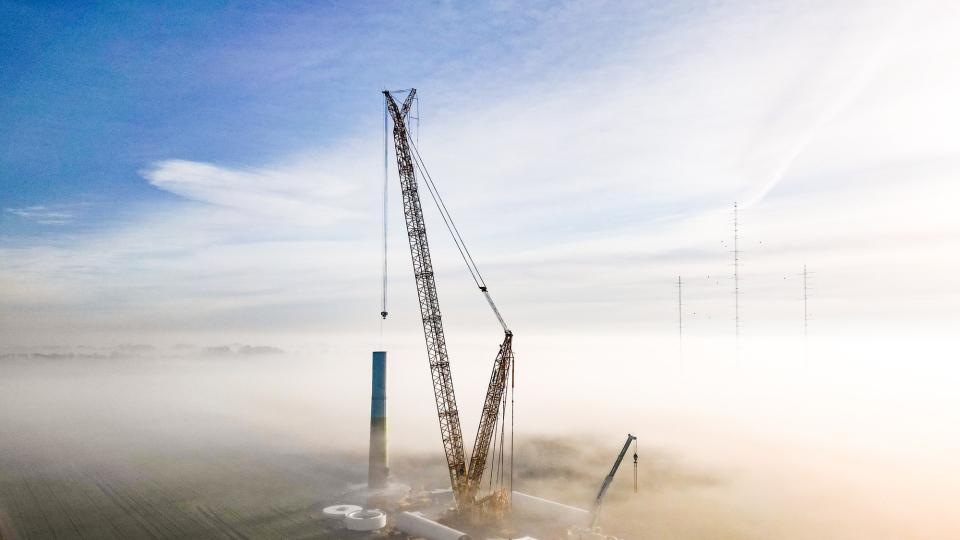 Turm der ersten Windenergieanlage OPUS 1 entsteht