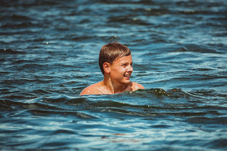 Sicherheit am und im Wasser: Wasserwacht des DRK gibt Tipps für den Badeurlaub