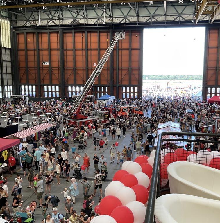 Blick von oben auf das Geschehen im Hangar