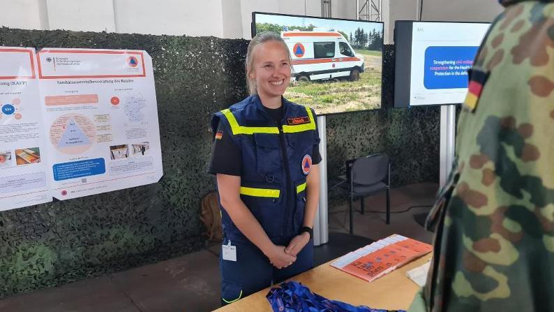 Eine BBK-Mitarbeiterin gibt Auskunft am Infostand
