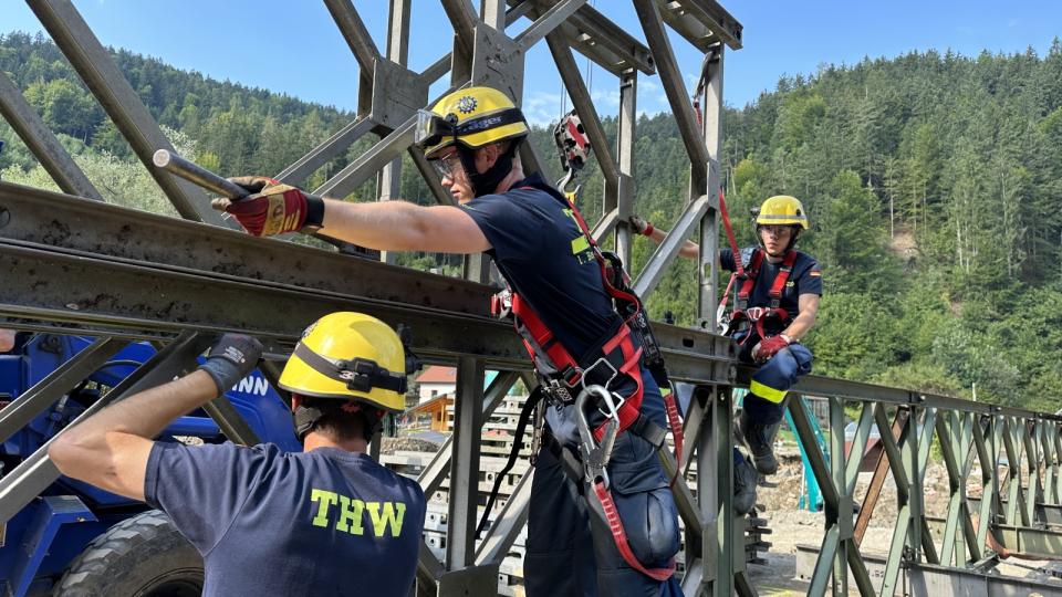 Beim Aufbau einer Behelfsbrücke müssen zahlreiche Einzelteile montiert werden.