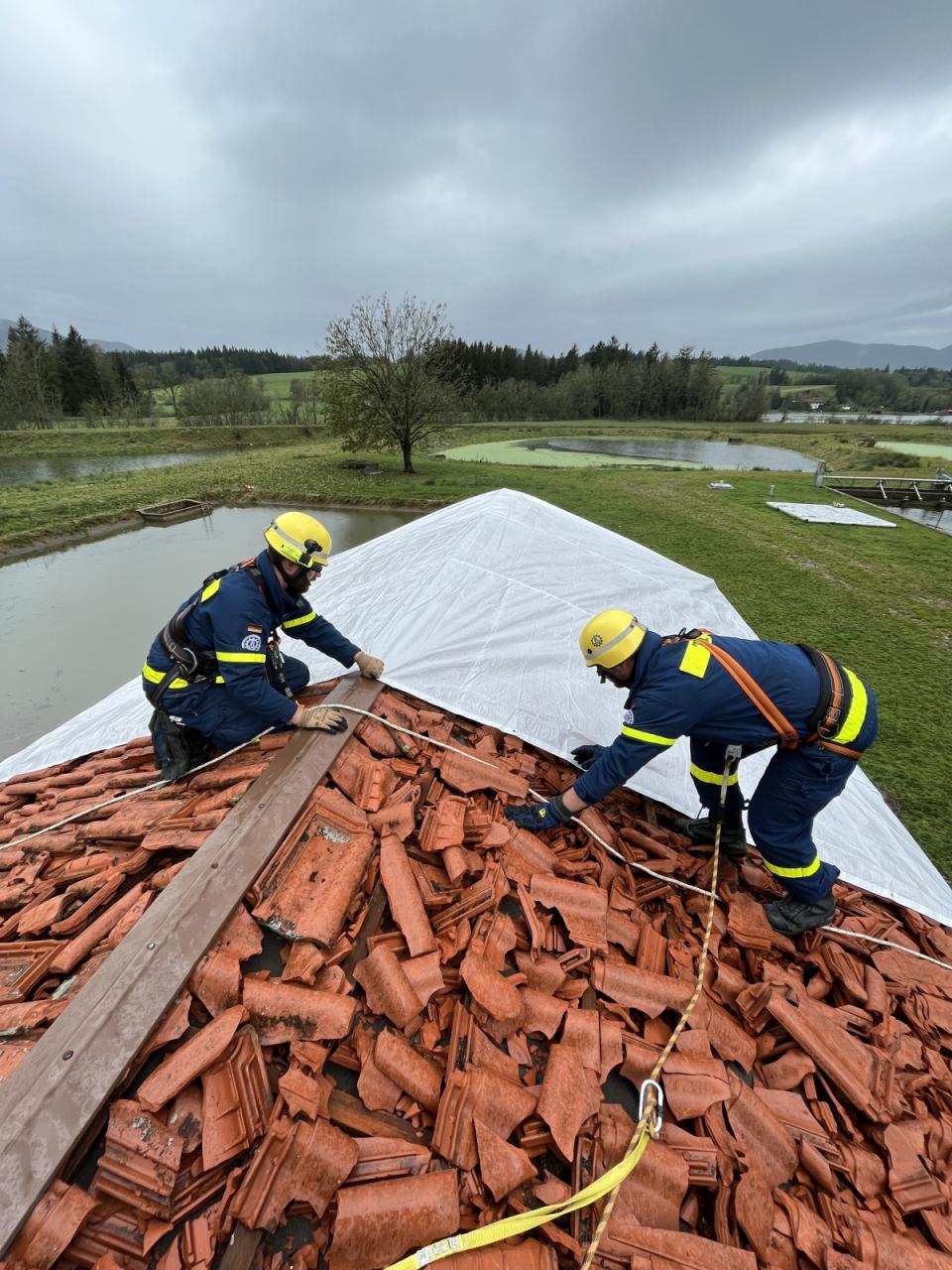 THW-Einsatzkräfte sicherten nach dem Unwetter zahlreiche beschädigte Dächer.