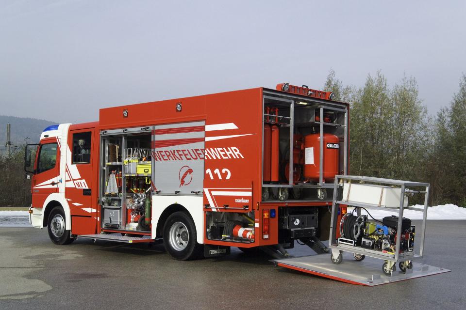 SLF Einsatzfahrzeug mit Ladebordwand und Rollcontainer modifiziert