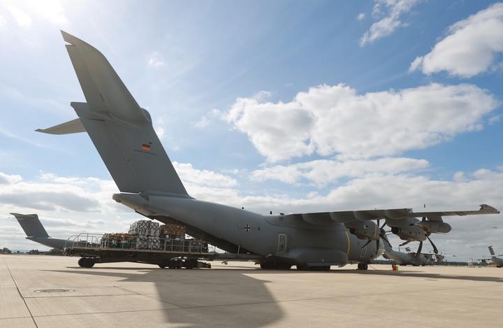 30 Tonnen an Hilfsgütern des THW transportierte die Bundeswehr nach Libyen.