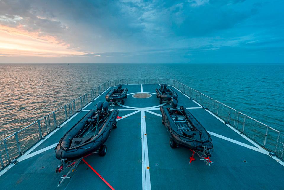 Einsatzboote der Bundespolizei auf dem Hubschrauberlandedeck der BP 83 BAD...