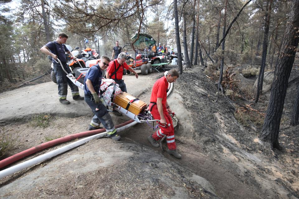 Transport von Verpflegung mittels einer Gebirgstrage der Bergwacht