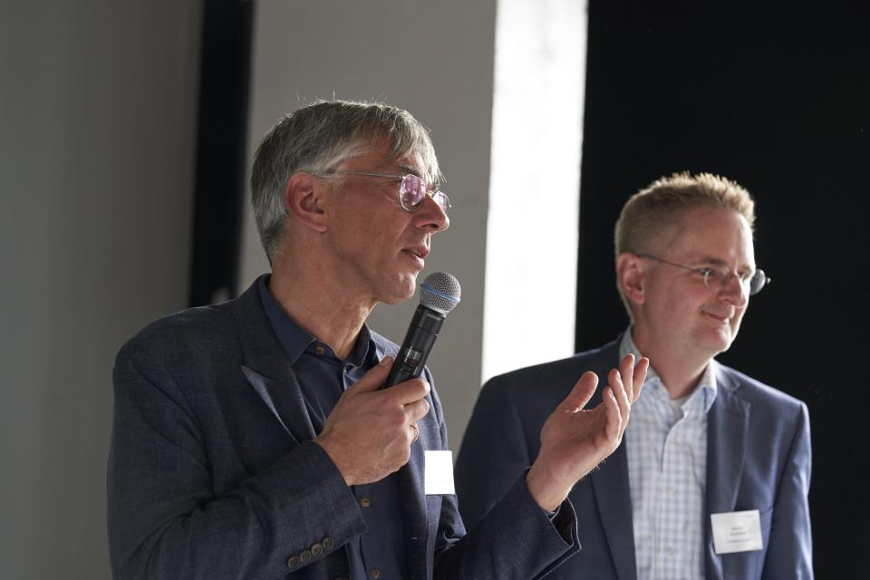 Stefan Tidow (BMUV) und Martin Schmied (UBA) begrüßen die Bürgerinnen und...