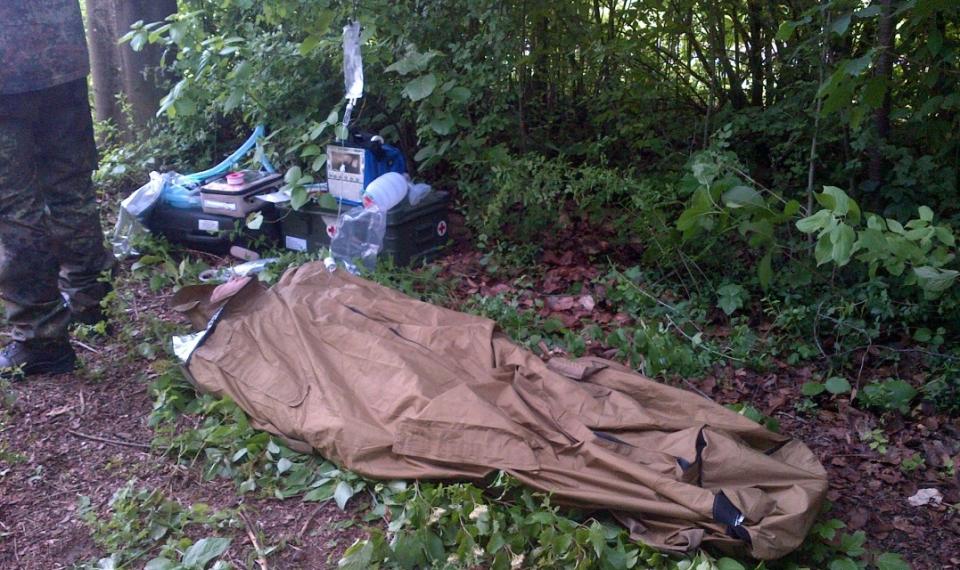 Nach der Erstversorgung wartet ein Patient auf den Abtransport.