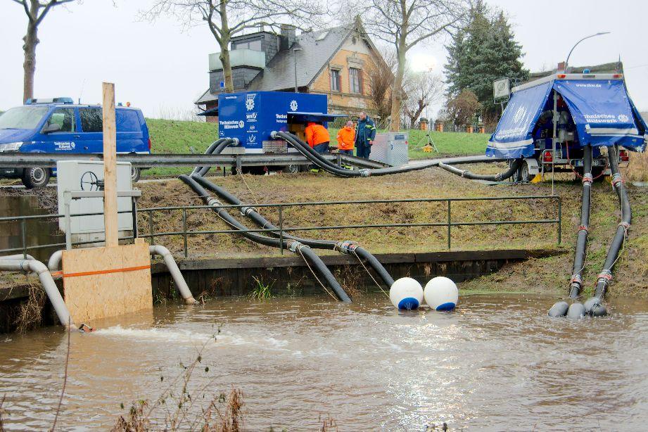 Die THW-Pumpen entlasten den Deich, in dem sie 70.000 Liter pro Minute abpumpen...