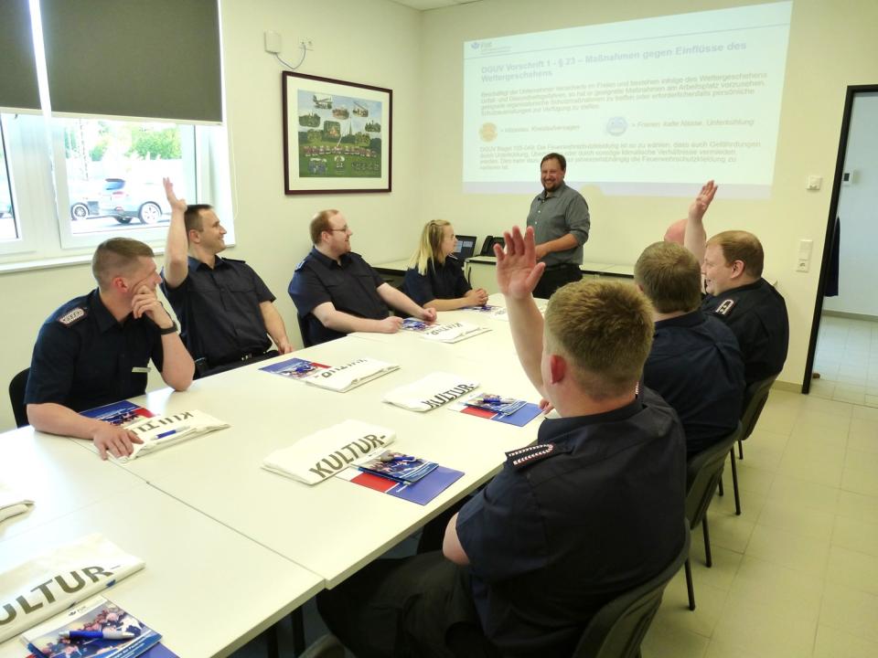 Themen und Anlässe für eine Unterweisung im Feuerwehrdienst gibt es viele....