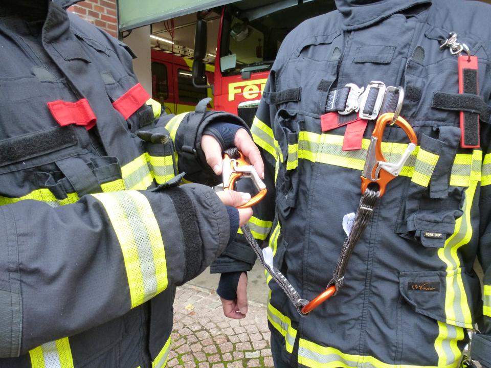 Werden neue PSA mit neuen Eigenschaften (hier: Feuerwehr-Überjacke mit...