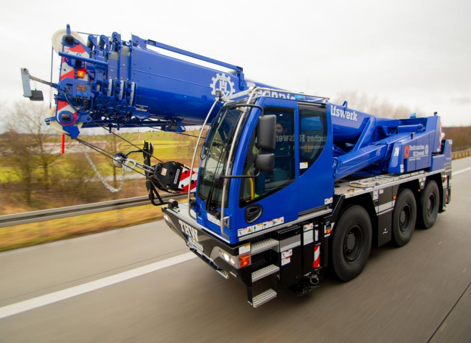 Zwölf leistungsstarke und wendige Mobilkrane von Liebherr ergänzen den...