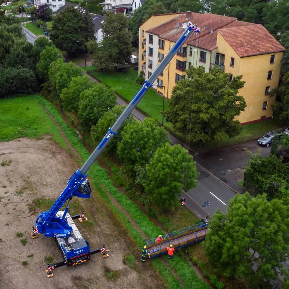 Aus der höhenverstellbaren Kabine lässt sich die Einsatzstelle besser...
