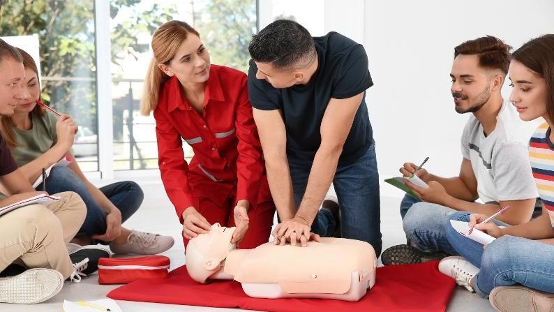 Frischen Sie regelmäßig Ihre Kenntnisse in Erster Hilfe in einem Kurs auf -...