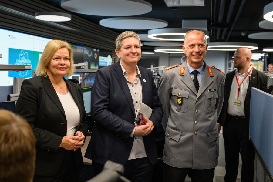 Bundesinnenministerin Nancy Faeser mit BSI-Präsidentin Claudia Plattner und...