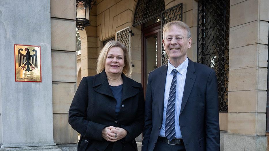 Ministerin Faeser mit Präsident und Professor des Bundesamtes für...