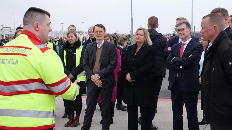 Stefan Jucken von der Feuerwehr Köln erläutert den Gästen die Verlegung von...