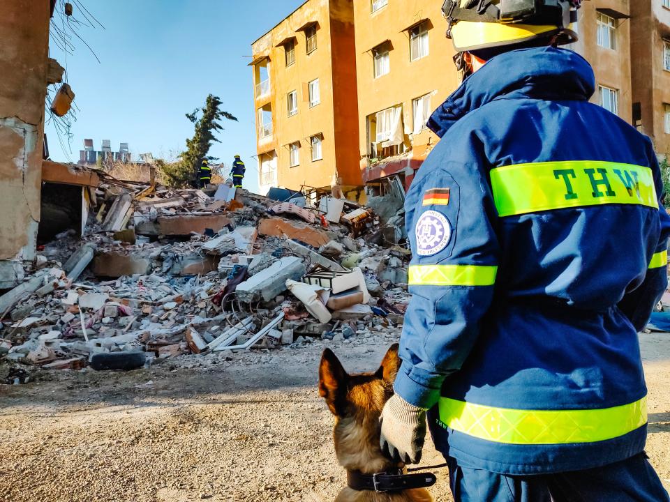 In der Türkei unterstützen SEEBA- Einsatzkräfte des THW bei der Rettung...