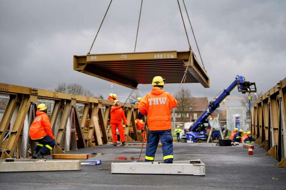 Größere Behelfsbrücken errichteten THW-Einsatzkräfte 2023 u.a. in...