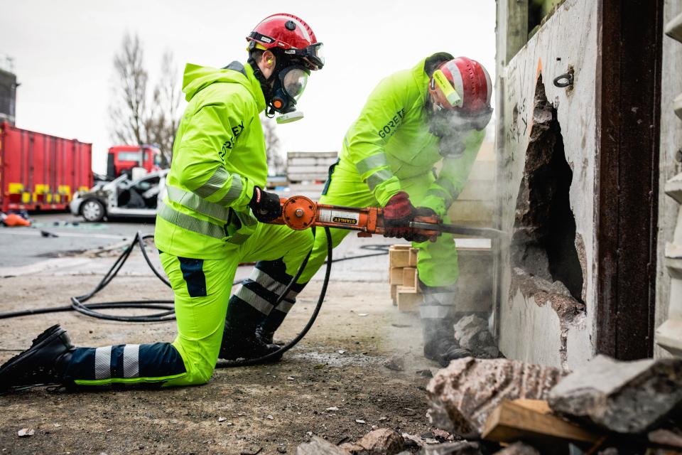 Di GORE-TEX CROSSTEC® PYRAD® Stretch Technologie in einem simulierten Einsatz